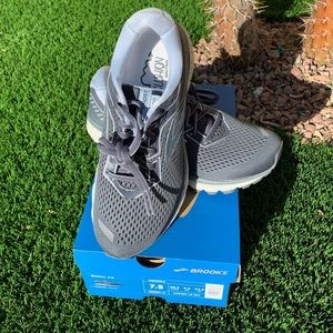 BRAND NEW WOMEN’S BROOKS GHOST 12